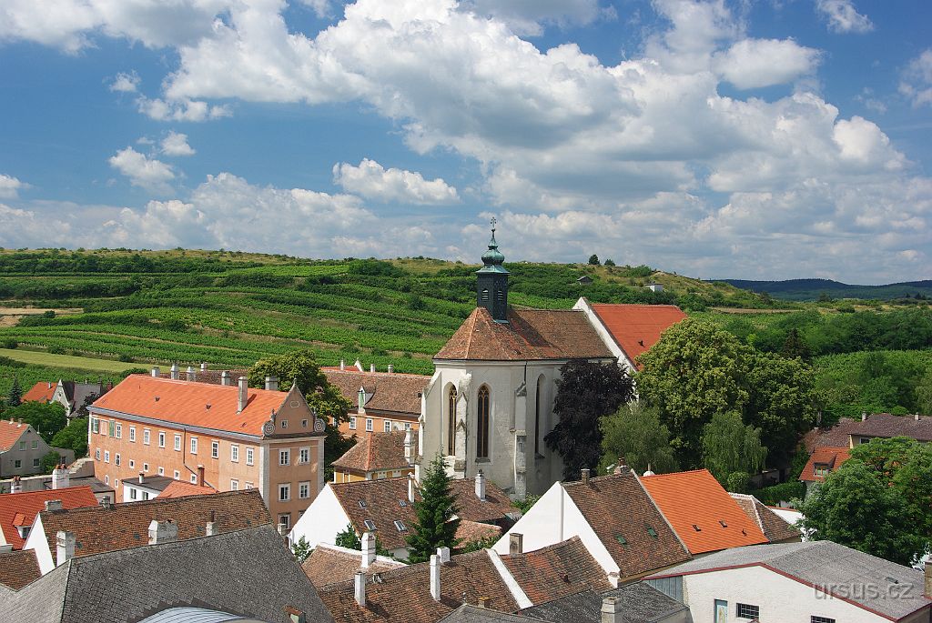 IMGP2329.JPG - Krajina kolem připomíná naši jižní Moravu. Není divu- pár kilometrů odsud je Znojmo, známé to vinařské město.