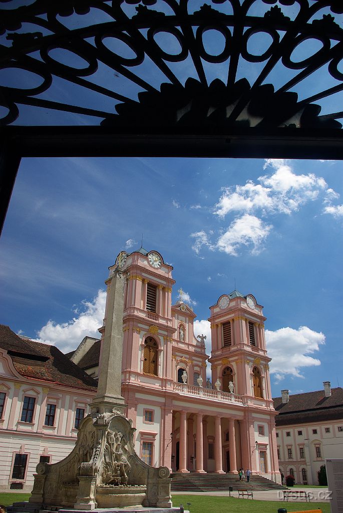 IMGP2350.JPG - Další naší odpočinkovou zastávkou na dlouhé cestě je velký klášter Stift Gotweig, který se strmě tyčí nad údolím Dunaje.