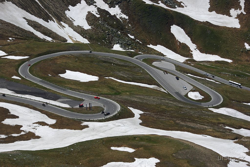 IMGP2478.JPG - Grossglockner Hochalpenstrasse se vine jako had skrz Vysoké Taury. Překonává převýšení skoro 1800m (údolí Fushertaal-813m, průsmyk Hochtor-2504m), poskytuje nádherné výhledy na okolní vyrcholky.