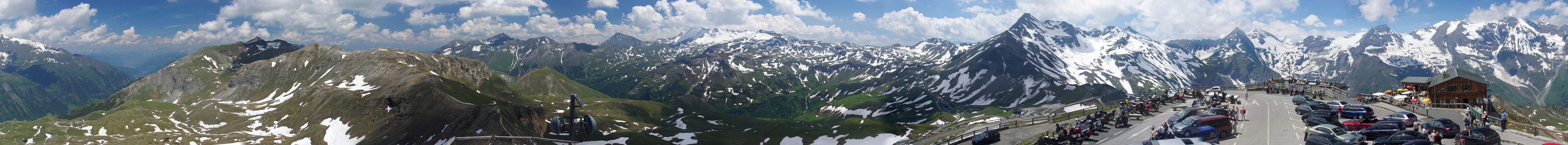 IMGP2492.jpg - Na vrchol Edelweisspitze (2571m.n.m.) se můžete dostat jak barbarsky autem (jak vidíte na fotce), a nebo si vyšlápnete aspoň těch 300 výškových metrů ze sedla. Výhled stojí za to!