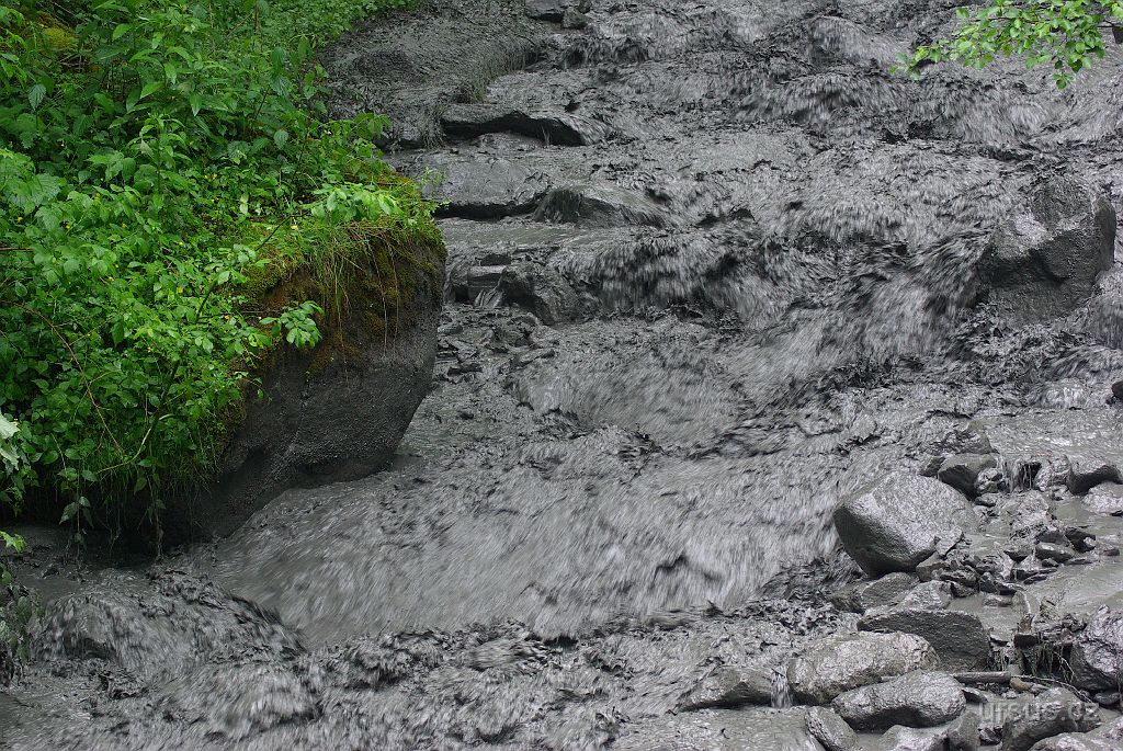 IMGP3126.JPG - ...tenhle potok však ano. Zřejmě díky svému měkkému (jílovitému?) podloží se zabarvil do téměř černé barvy a s rachotem valených kamenů tekl korytem.