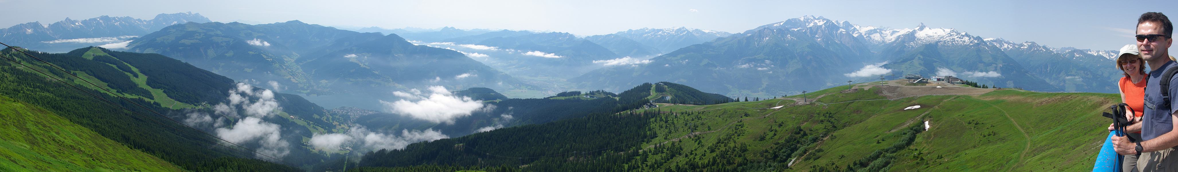 IMGP3165.jpg - DEN4: Nebe jak vymalované a my vyrážíme na Pinzgauer Spaziergang- krásnou trasu vinoucí se po hřebeni Kitzbuhlerských Alp. Kolem nás se tyčí (zleva) Steinerness Meer, Hochkonig, v dáli Dachstein, Nízké a vpravo Vysoké Taury.