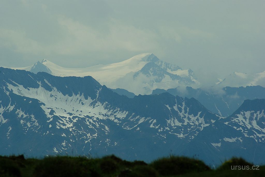 IMGP3244.JPG - Za několika hřebeny na mně kouká Grossvenediger (3674m), druhá nejvyšší hora Rakouska.