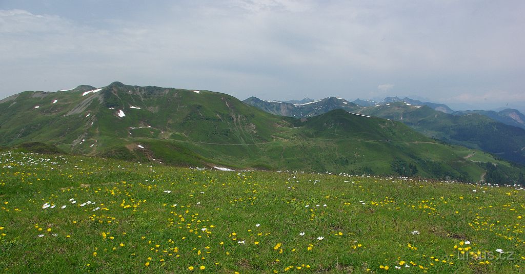 IMGP3253.JPG - Kitzbuhlerské Alpy. To jsou příjemně zvlněné hřebeny s nadmořskýma výškama kolem 2000m.