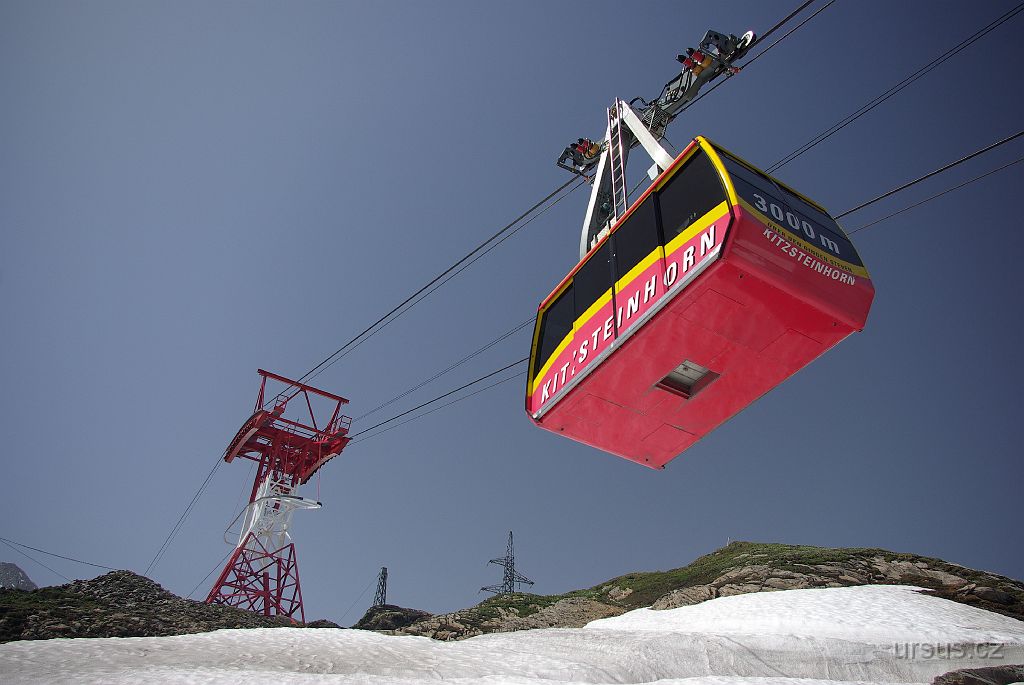 IMGP3401.JPG - Využíváme slevněného jízdného a necháváme se vyvést až pod vrchol Kitzsteinhornu do výšky 3000m. Sice si nemůžu udělat zářez za další třítisícovku (lanovka je přece jen srabárna), ale za hřích to stálo:-)