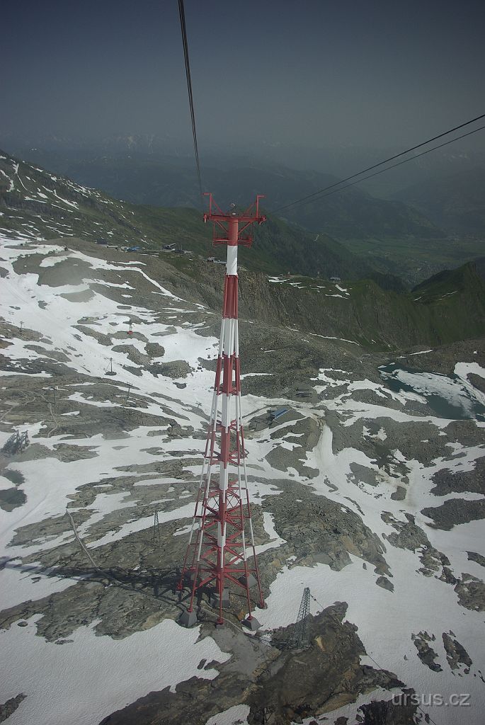 IMGP3402.JPG - Vrcholová část lanovky má nejvyšší podpěru na světě. Sloup podepírající nosné lano je 113,6 m vysoký.