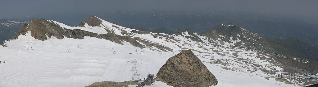 IMGP3566.jpg - Kaprunský ledovec neohromí svou velikostí, ale počtem vleků a lanovek:-)