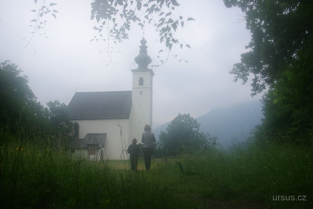 IMGP3853.JPG - Tento kostelík, stojící na malé stolové hoře, měl skutečně silného genia loci.