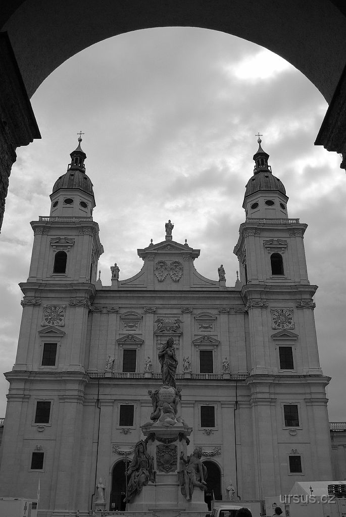 IMGP3929.JPG - DEN7: Tak tentokrát to vyšlo, konečně Salzburg!:-)  Na fotce vidíte slavný Salzburgský dóm.