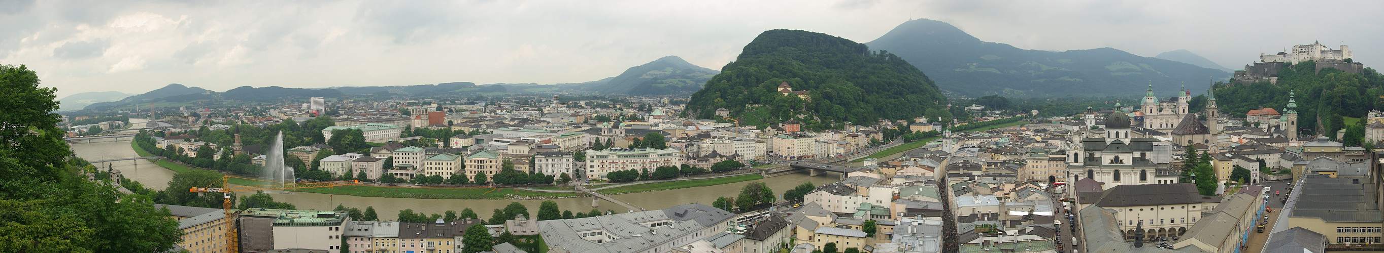 IMGP4001.jpg - Panoramatický pohled na Salzburg, město mezi horama.