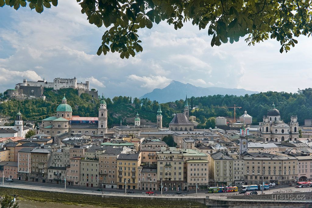 IMGP4106-2.jpg - Pohled na Salzburg z Mnišského vrchu taky stojí za to.