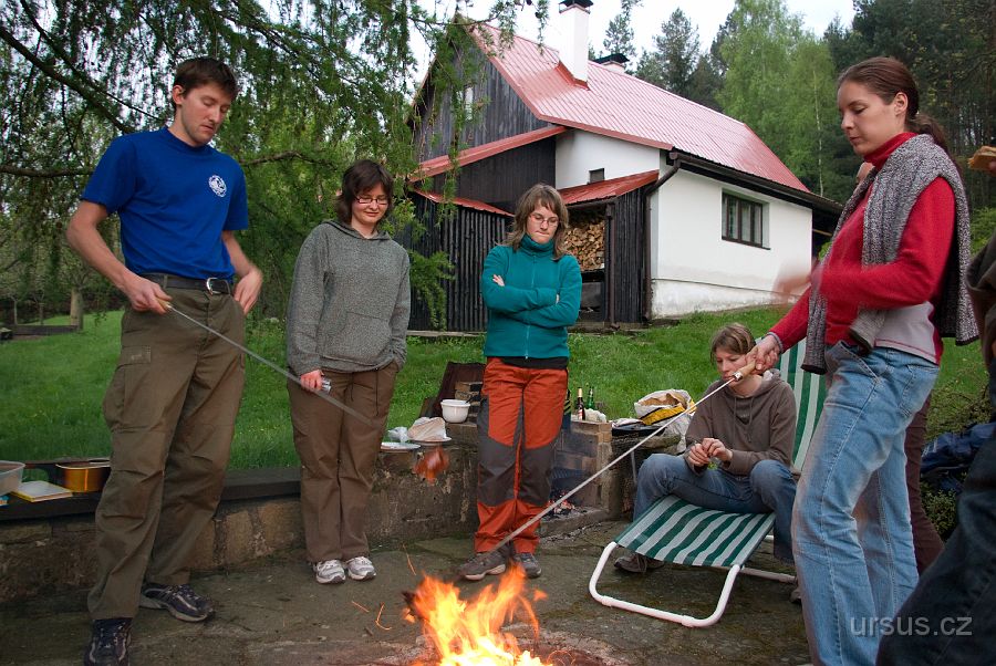 IMGP7946.jpg - ...špekáčky opékaly a makrelky grilovaly.