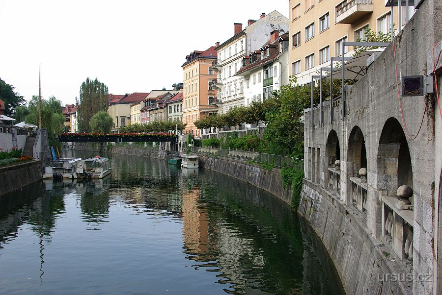 IMGP8278.JPG - Městem protéká řeka Ljubljanica, která se pak vlévá do Sávy. Kvůli malému počtu obyvatel Lublaň spíše než dojmem hlavního města působí jako provinční město. Hlavním bulvárem je Slovenska Cesta (Slovinská třída).