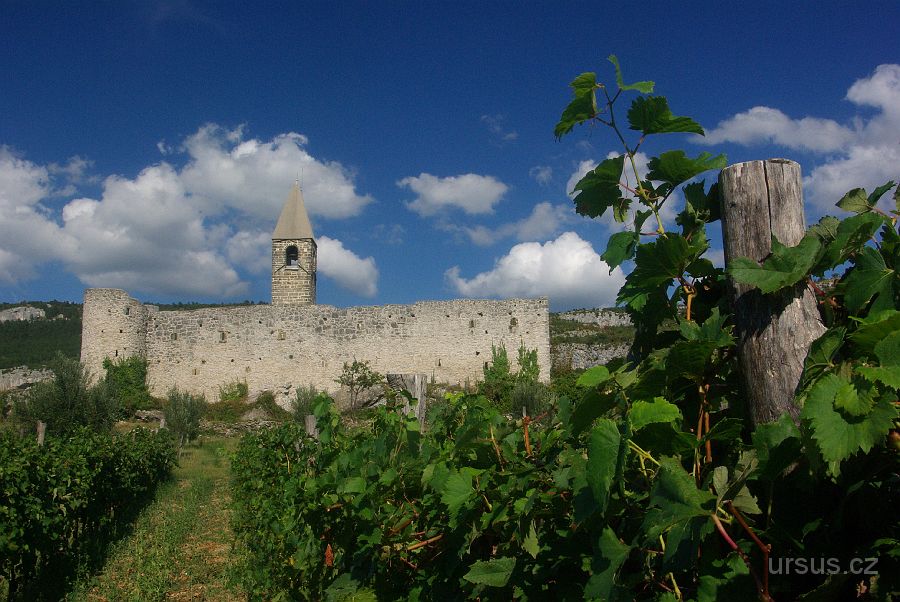 IMGP8565.JPG - Další den jsme navštívili jeskyně Škocjanské jame ve Slovinském krasu a na zpáteční cestě se stavujeme v Hrastovlje- starobylém kostelíku ze 12.st.