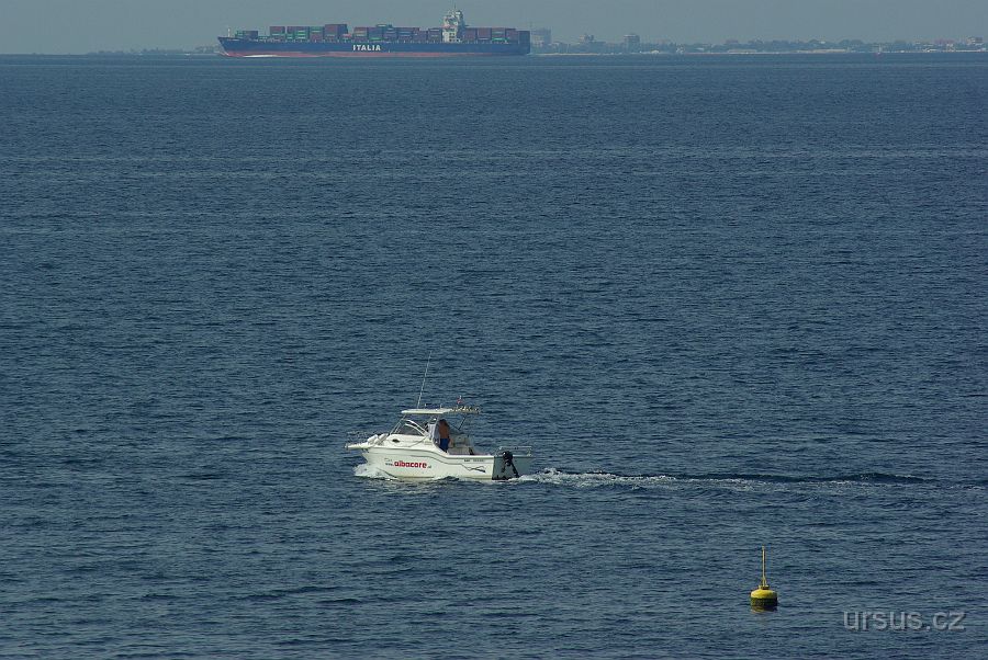 IMGP8997.JPG - Pohled opačným směrem- k italskému turistickému středisku Bibione.