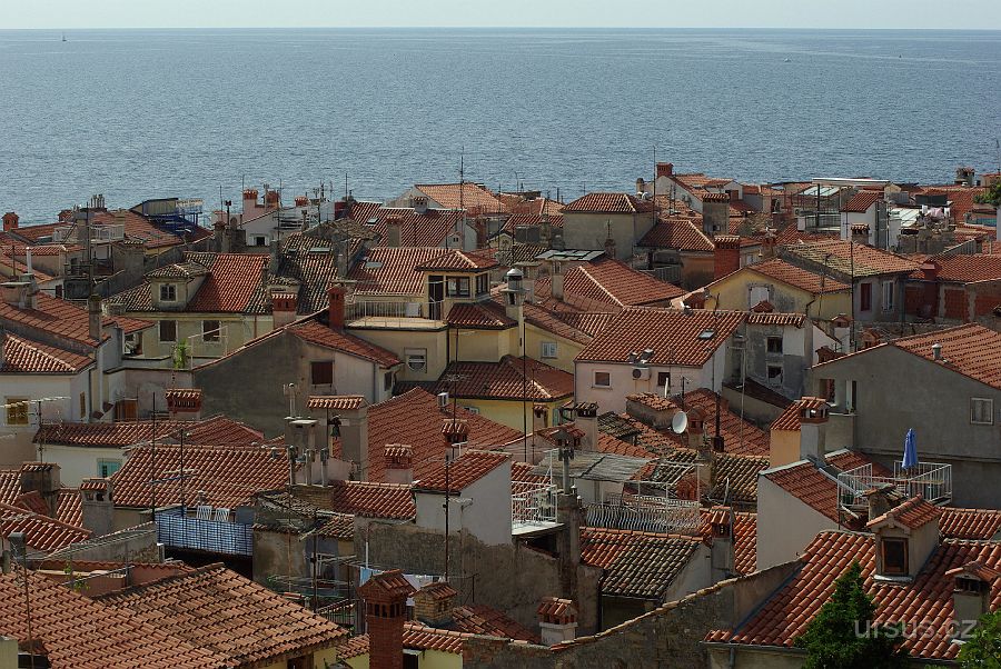 IMGP8998.JPG - Piran- známé turistické letovisko na pobřeží modrého Jadranu. Pro svou malebnost je často dějištěm různých filmů- byli zde například natočeni Viewehovi Účastníci zájezdu.