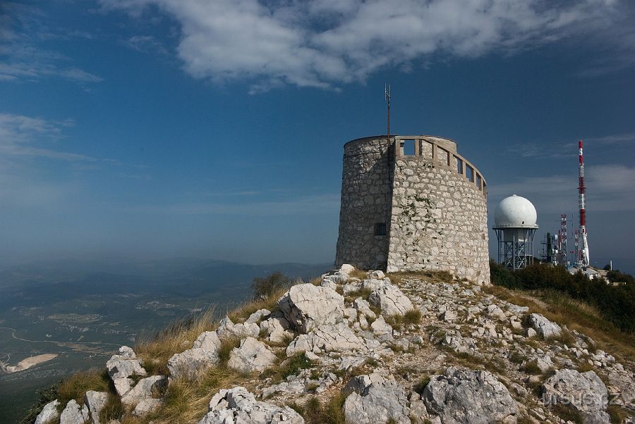 IMGP9255-2.jpg - Vrchol Vojaku(1396m.n.m.) korunuje stará rozhledna a nový vojenský radar.