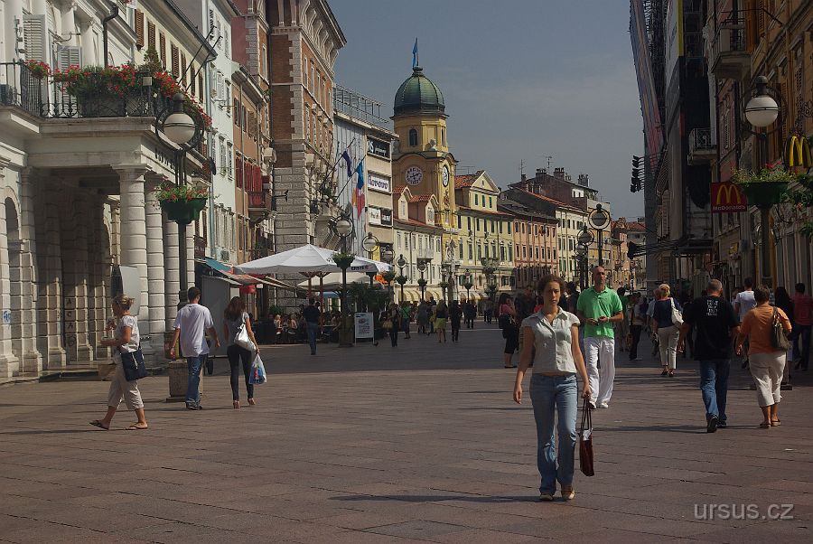 IMGP9305.JPG - Okázalý hlavní bulvár nám říká, že Rijeka je i velmi důležitým střediskem kulturního a uměleckého života na severním Jadranu, s četnými význačnými institucemi a zařízeními - divadly, muzei a galeriemi.