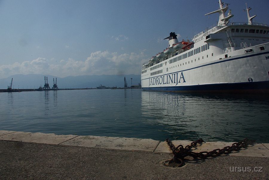 IMGP9327.JPG - Rijeka-druhé největší město na celém chorvatském pobřeží (170 000 obyv.), největší chorvatský nákladní přístav a jeden z nejvýznamnějších přístavů v evropském tranzitním obchodě.V pozadí se tyčí masiv Učka, který jsme dneska navštívili.