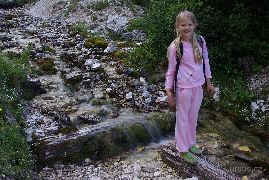 IMGP5741.JPG - Tuto fotku sem dávám proto, abych pochválil malou Markétku- celou trasu tvrdým terénem dlouhou přes 15km zdolala v zelených bačkůrkách a vůbec jí to nevadilo:-)