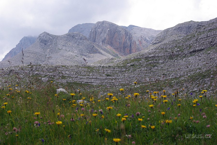 IMGP5792.JPG - Dolomity jsou tvořeny jednotlivými masivy, přičemž každý z nich je naprosto osobitý. Pragské Dolomity jsou typické svými loukami a méně bizarními tvary.