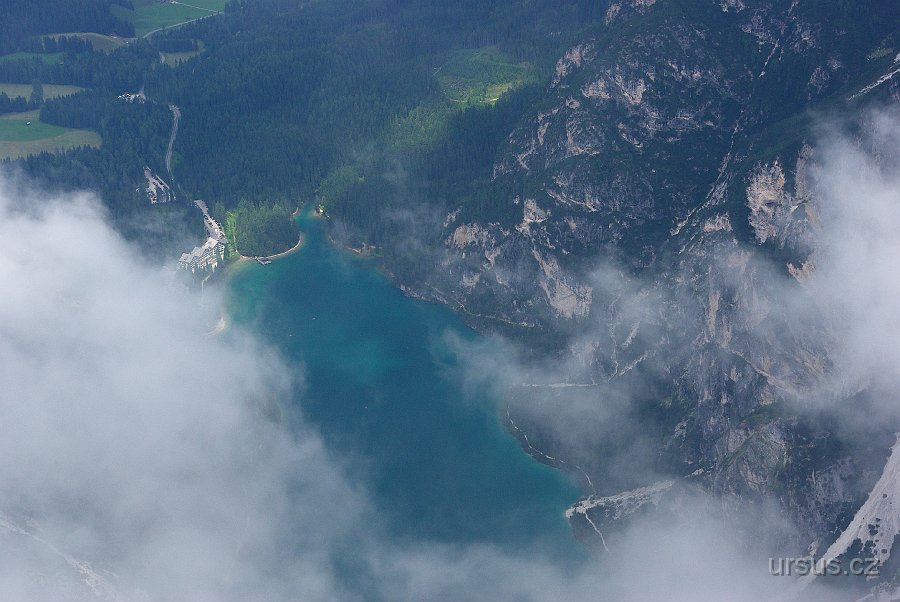 IMGP5809.JPG - Jezero Pragser Wildsee od kterého jsme vyráželi se blyští 1300m pod námi.