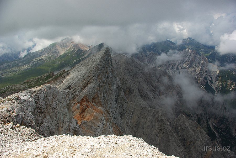 IMGP5813.JPG - Rozhled z vrcholu Seekofelu (2870m.n.m.)ukazuje rozmanité tvary a barvy Pragských Dolomitů.