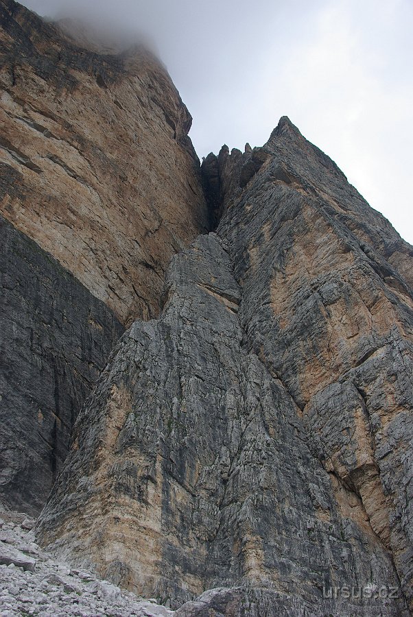 IMGP5875.JPG - 900m vysoká jižní stěna Tofany di Roses se nad námi tyčí do závratných výšin.