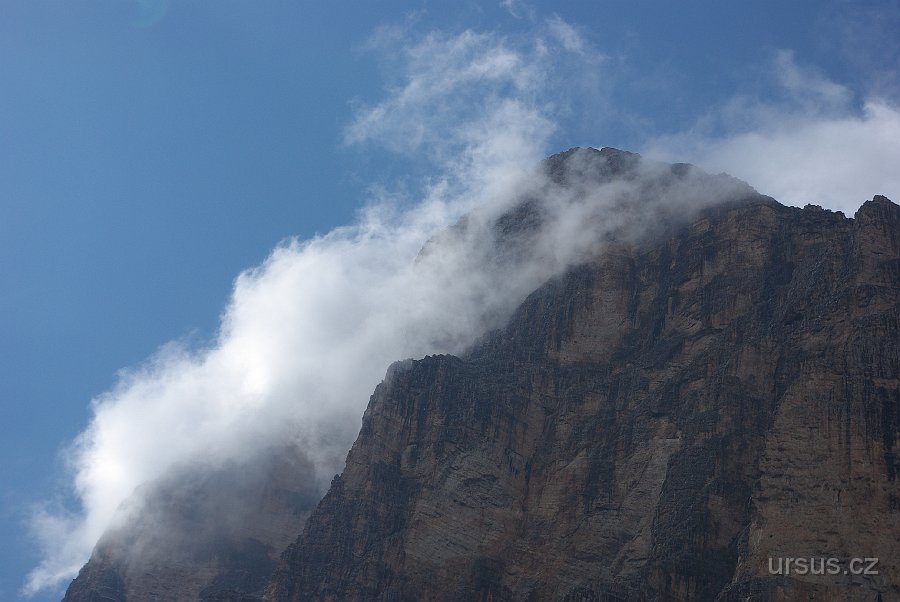 IMGP5954.JPG - Vrchol Tofany di Roses (3225m) se nám ze své výše pošklebuje. Jen počkej záludná horo, příště dostanu já tebe!