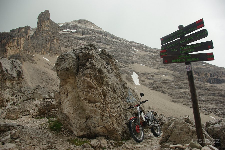 IMGP6013.JPG - Pohled na vrchol od chaty Rifugio C.Giussani. Před námi je strmé stoupání po stupňovitých terasách a ledových polích.