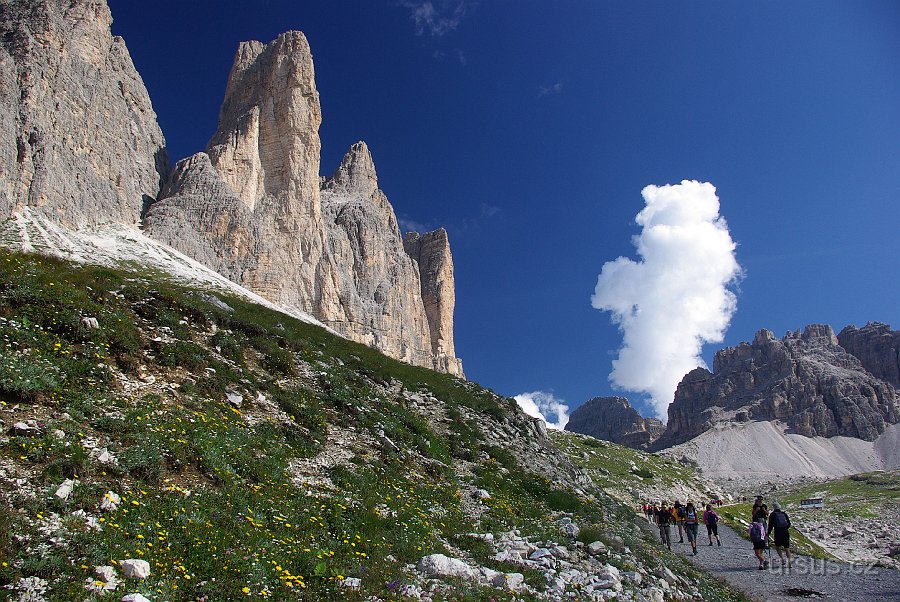 IMGP6206.JPG - Hlavním lákadlem Sextenských Dolomit je skupina Tre Cime di Lavaredo. Není proto divu, že je turistický chodník plný turistů.