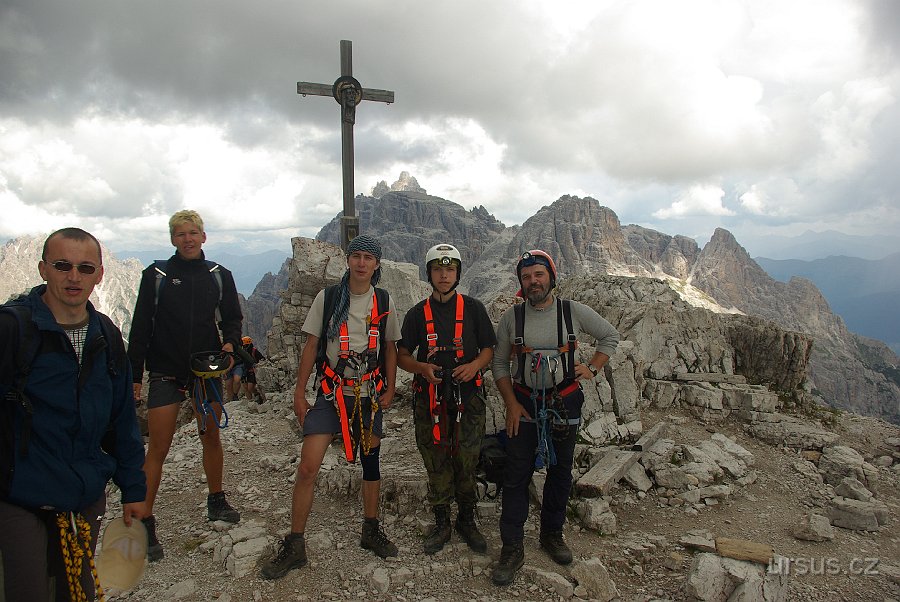 IMGP6292.JPG - Vrchol dnešní ferraty- Paternkofel (2746m) je téměř ve stejné výšce jako Tre Cime.