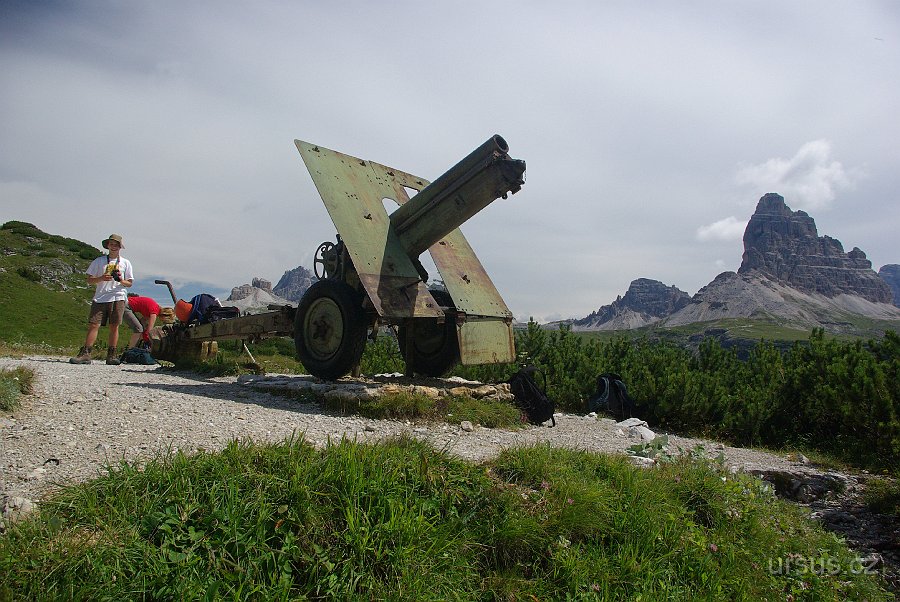 IMGP7124.JPG - Výstup na Monte Piano (2324m) z jihu je skutečně pianko- dostanou se sem i auta.Za války tu však žádné piano nebylo- probíhaly tu velmi tvrdé boje, na které upomíná expozice na celém táhlém vrcholu hory.