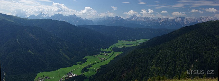 IMGP7449p.jpg - Výhled z vrcholu Horneckl (2124m) na údolí Gsiesertal a vzdálené Dolomity.