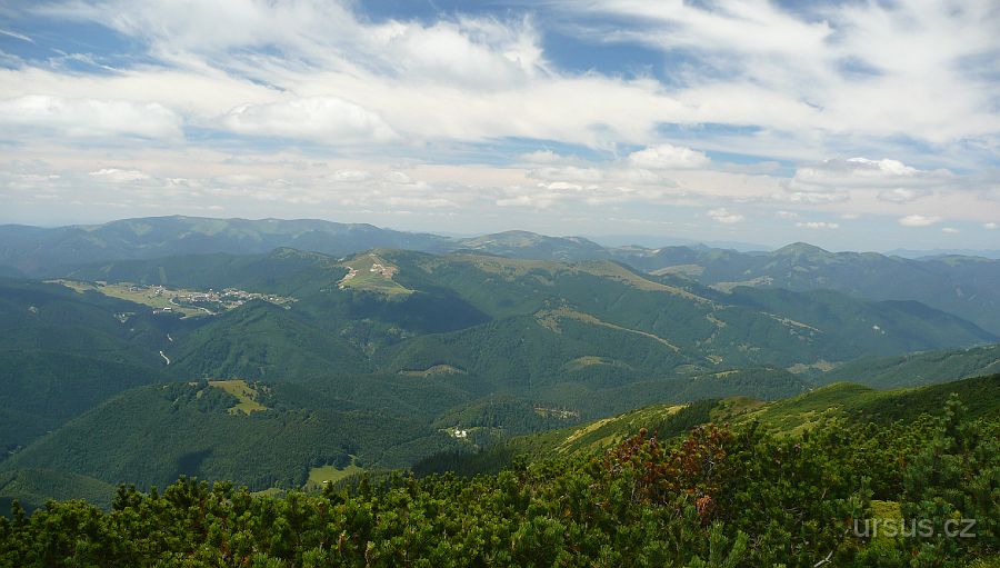 P1010857.JPG - Pohled z Prašivé (1652m) na Donovaly a Velkou Fatru.