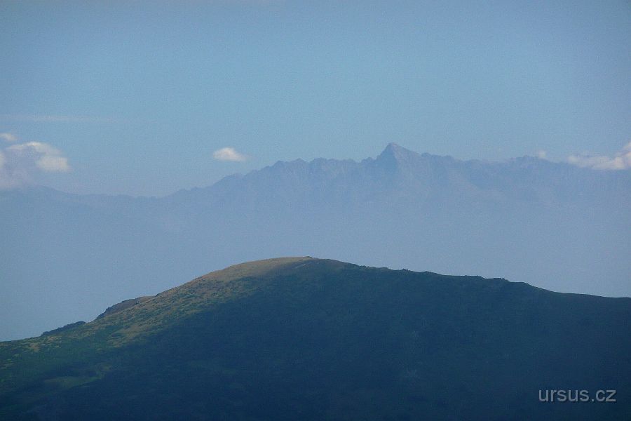 P1010950.JPG - Také se nám otvírají výhledy na Vysoké Tatry s dominantním Kriváněm (2495m)