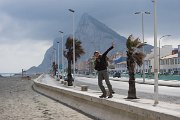 A tu se před námi tyčí impozantní 400 metrů vysoký vápencový masiv zvaný Gibraltarská skála, který (narozdíl od nás) pevně odolává silnému větru.