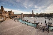 Krásné sevillské půlkruhové náměstí Plaza de España se zase objevilo ve filmu Star Wars: Klony útočí a Skrytá hrozba.