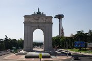 Kousek od hlavního autobusového nádraží stojí vítězný oblouk a 110 metrů vysoká vysílací věž Faro de Moncloa, ze které je krásný výhled na centrum Madridu.