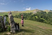 Čas od času míjíme nějaký menhir či dolmen. Kdyby nám to o těchto kamenech neprozrazovala mapa, vůbec bychom nepoznali, že se jedná o megalitické stavby z doby kamenné.