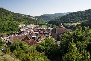 Vesnice a městečka na trase GR11 jsou od sebe vzdáleny v 1-2 denních intervalech, což nám umožňuje pohodlný nákup potravin, aniž bychom je museli ve velkém množství vláčet na hřbetě (na snímku městečko Ochagavia).