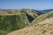 Zdejší kopce už sahají do výšky téměř 1500 metrů a geologové by zde zaplesali: všudypřítomné jsou ukázkové vrásy, škrapy a závrty.