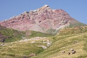 Červené vápence hory Bisaurín vznikly na dně druhohorního oceánu, odkud byly vyvrásněny do dnešní podoby.