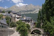 Přátelský Francouz Mathieu nás převáží na Španělskou stranu do města Sallent de Gallégo, kde právě probíhá známý hudební festival Pirineos Sur a my se kvůli deštivé předpovědi počasí rozhodujeme strávit zde víkend.