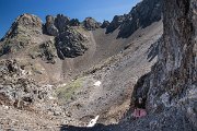 STAGE 14: Ráno stoupáme ještě 600 výškových metrů vzhůru, abychom překonali nejobtížnější horské sedlo na GR11 - Cuello de Tebarray (2750 m). Závěrečný úsek je vcelku exponovaný a kámen uvolněný turisty před námi zasahuje Darču, naštěstí jen do ruky. Mohlo to ale dopadnout hůř...