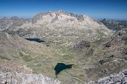 Protože je nádherný den, vydáváme se ze sedla na nejbližší vrchol. Pod námi se rozkládá údolí, kterým jsme ještě před chvílí stoupali vzhůru.