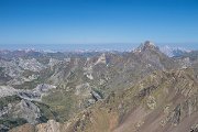 Otevírají se nám krásné výhledy - na západě na nás kouká "provokatér" Pic du Midi a za ním kopce, které jsme již prošli.