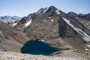 Směrem na východ, po směru naší trasy vidíme jezero Ibon de Tebarray a nad ním 3000 metrů vysokého "pekelníka" Infierno Central. Ty bílé plochy ovšem nejsou ledovce, ale výchozy bílého vápence v jinak tmavé hornině.