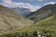 Horní tok řeky Ara se vine 30 km dlouhým zeleným údolím lemovaným nádhernými kopci.