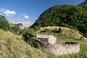 Pár kilometrů nad kempem San Nicolás de Bujaruelo jsme objevili prázdnou kamennou salaš. Tož jsme jí vzali zavděk namísto stavění stanu.